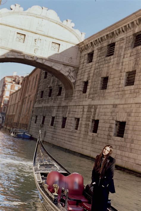 Louis Vuitton svela la “Venezia noir” nella nuova City Guide